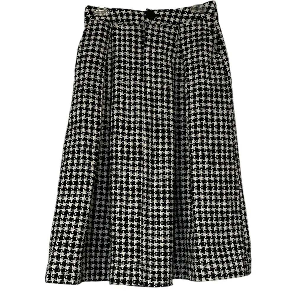 WHO WHAT WEAR HOUNDSTOOTH PLEATED FLARED SKIRT BLACK AND WHITE SIZE 4